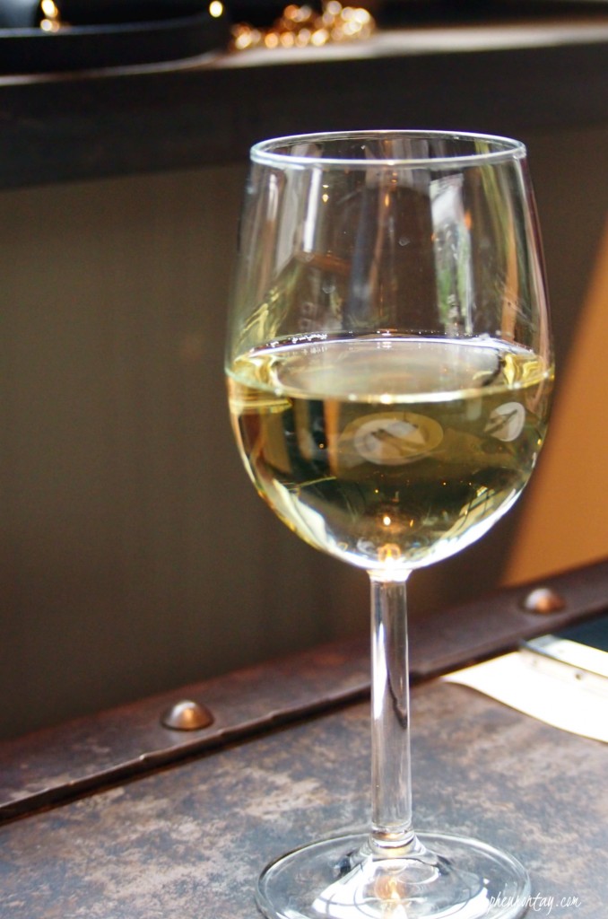 Cafe ando white wine house pour 