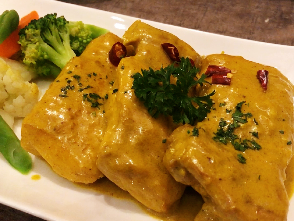 African Chicken with Peanut and Coconut Spice Sauce and Gratinated Potatoes